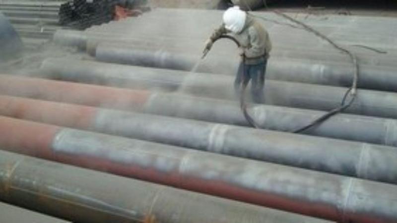 Jateamento industrial: como essa técnica transforma a limpeza e o acabamento de superfícies