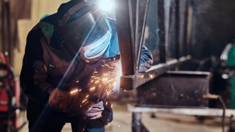 Jateamento Abrasivo Industrial: Como Escolher a Melhor Técnica para Sua Indústria
